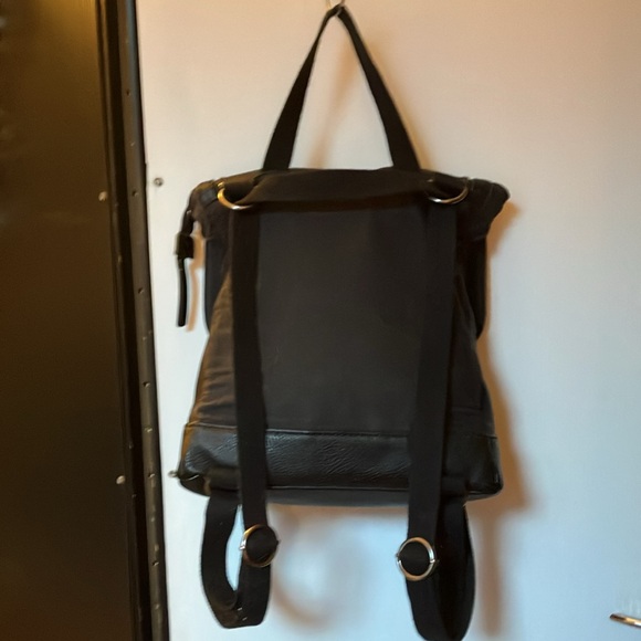 Le Sak  Genuine Leather convertible crossbody/ knapsack 12 x 12 x 3 1/4 - Picture 2 of 7